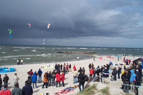 Der Strand mit Leuten